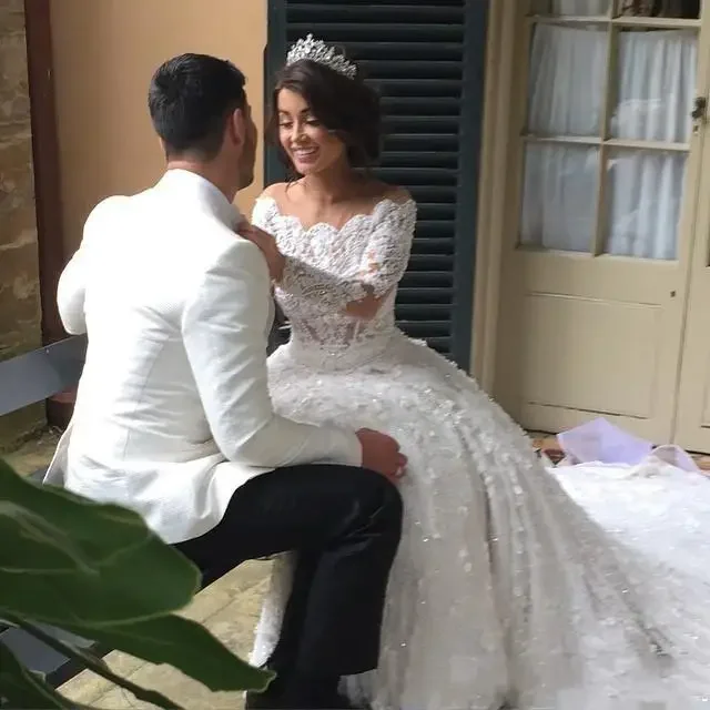 Nuevos vestidos de novia de princesa personalizados, vestidos de novia de encaje de lujo con cuentas de cristales y hombros descubiertos de manga larga