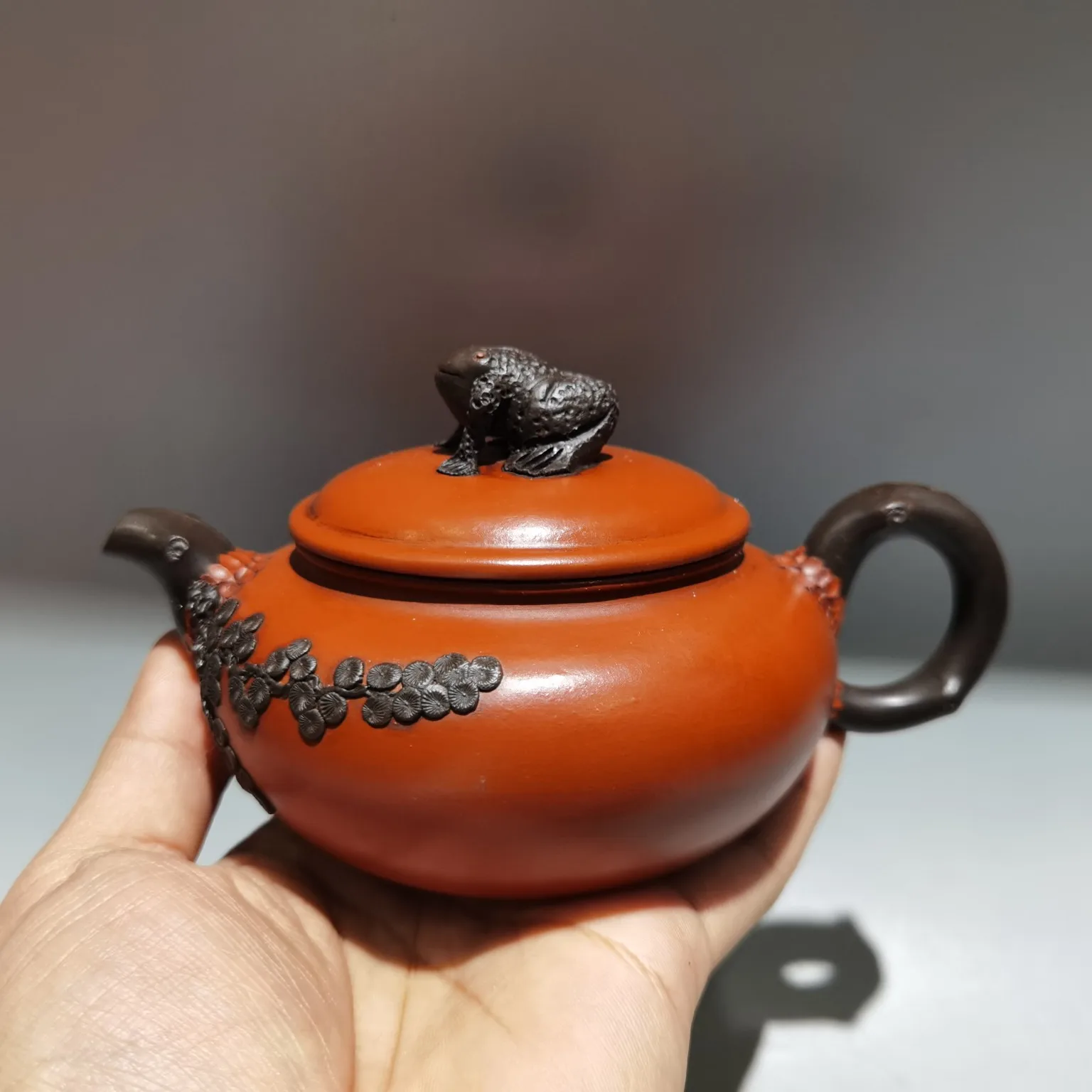 

6"Chinese Yixing Purple clay pot Pottery Toad Floral texture kettle teapot flagon red mud Gather fortune Office Ornaments