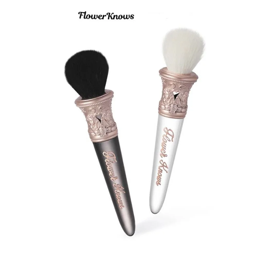 Flower Knows Little Angel Swan Ballet Fragola Rococò Blush Pennello per macchie Strumento per il trucco condizionante soffice in lana