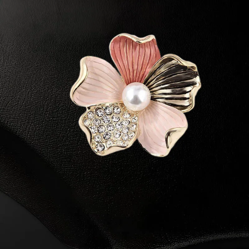 Broche de flor tricolor esmaltada para mulheres, com uma sensação única e sofisticada e fecho de broche de pérola