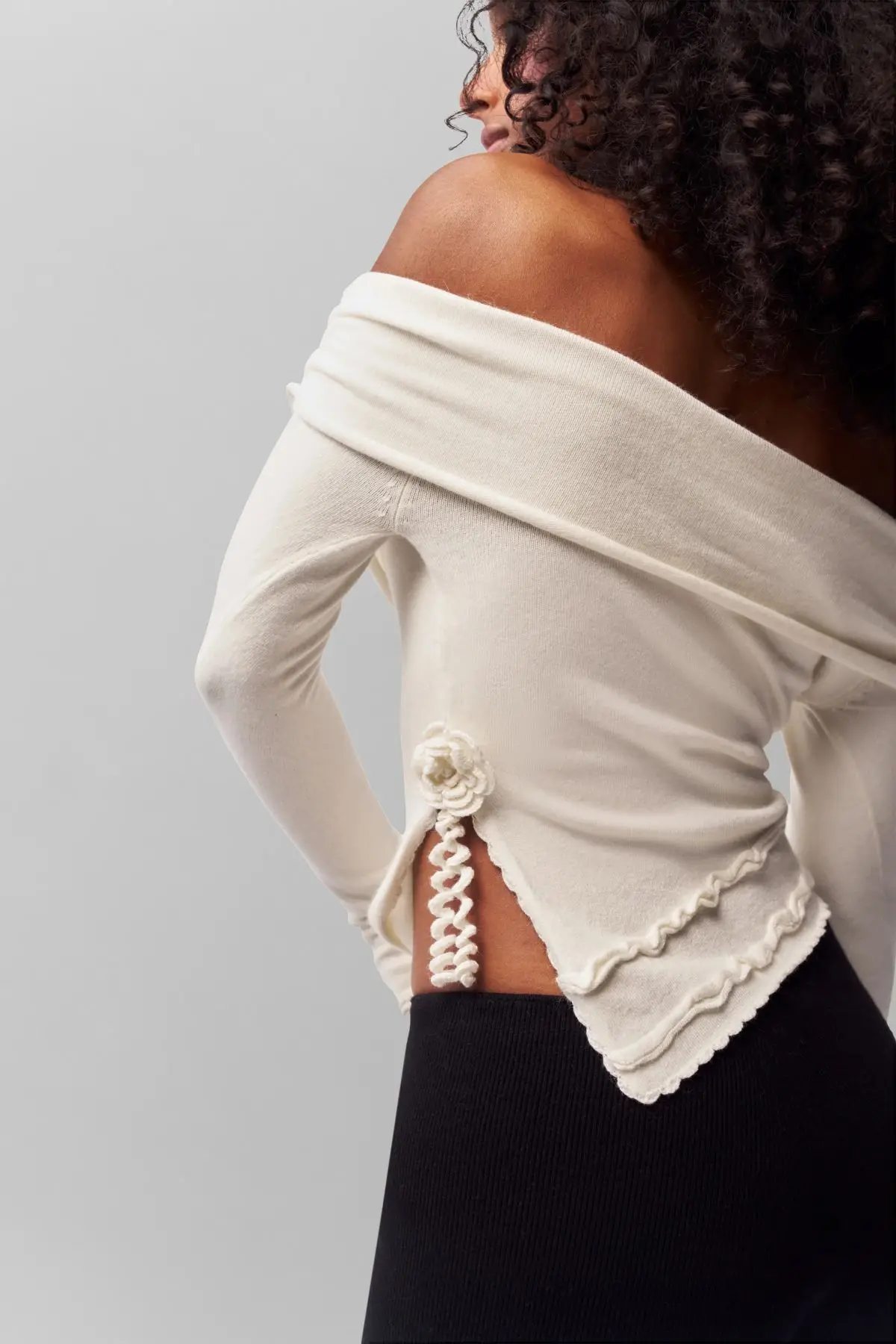 Guizi Autumn and Winter Folded Shoulder Knit Top Soft Elastic White Sweater Handmade Rose Decoration Design Irregular Hem Slit Sexy Autumn Sweater Fashionable Versatile Winter Wool Sweater