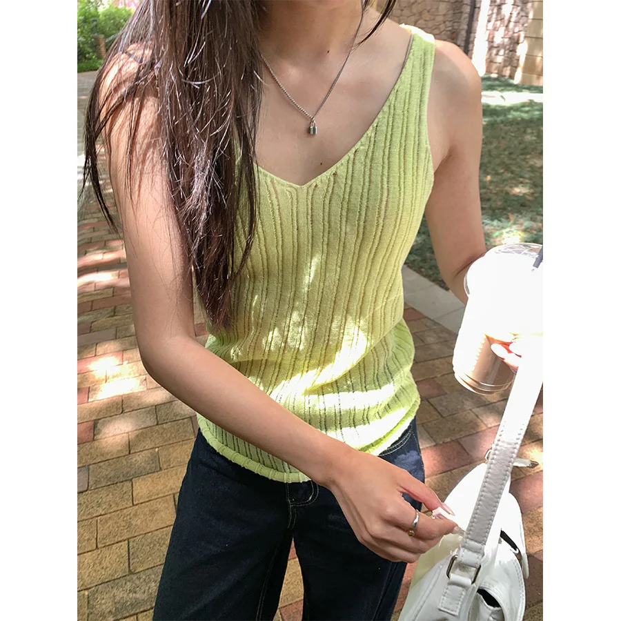 

Ribbed Texture V-neck Rolled Sleeveless Knitted Vest Women's Summer 2025 Model Simple