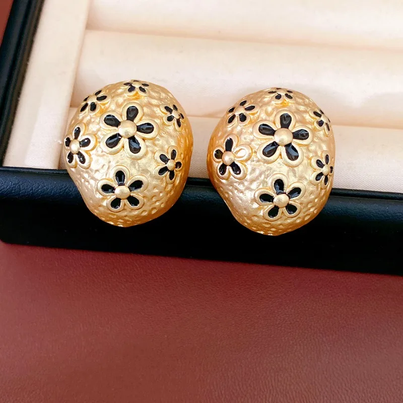 Hammered Golden Oval Bean Stud Earrings Women Retro Textured Black Enamel Flower Nail Earring Daily Cocktail Party Jewelry K