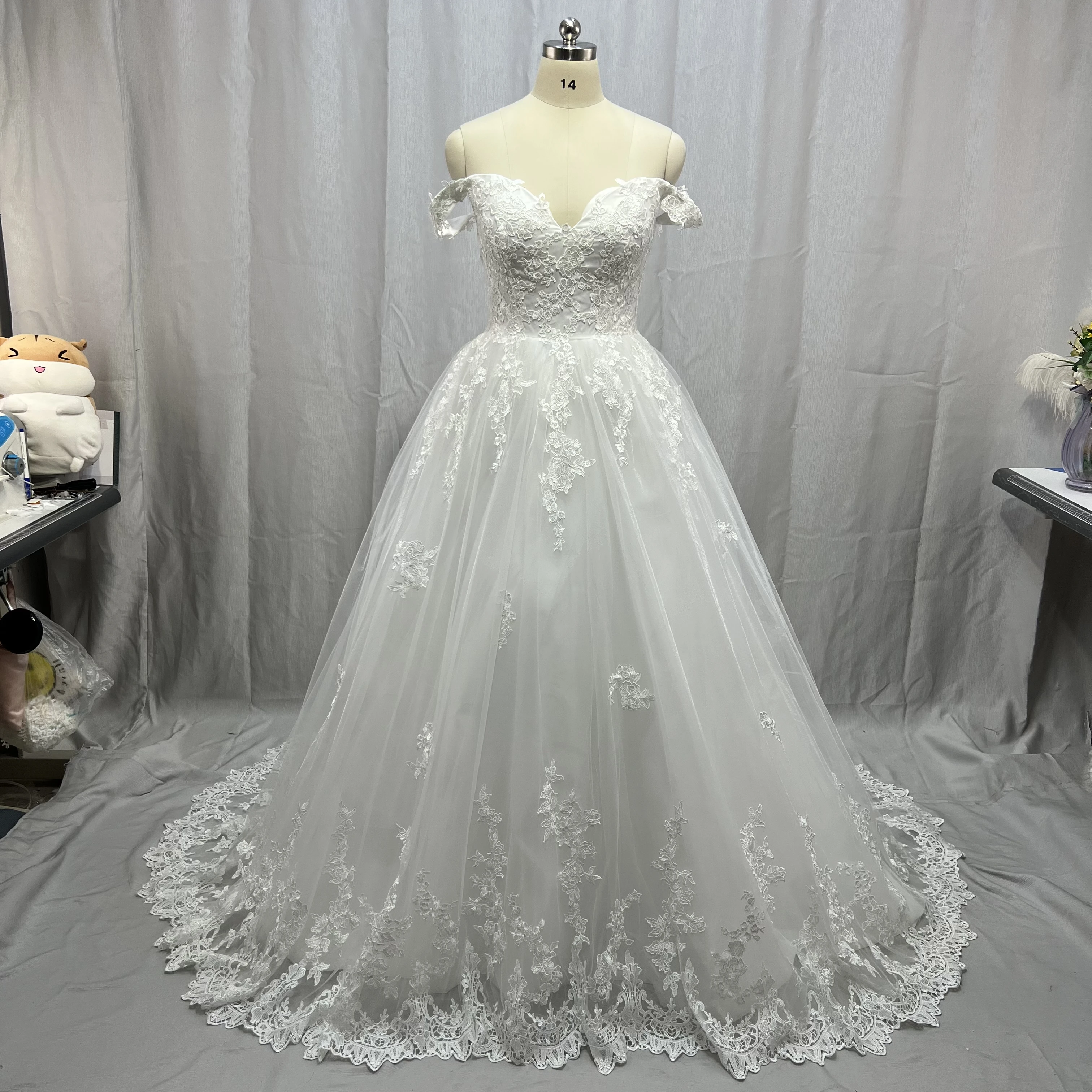 2022 Off The Shoulder Sweetheart Luxury A line Plus Size Wedding Dress With Lace Appliques Custom Made Bridal Dresses