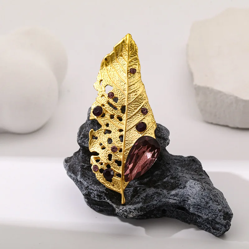 Simple Unique Golden Withered Leaf Crystal Brooches For Women Men Fashion Hollow Alloy Plant Pin Jewelry Gift Party Office Decor