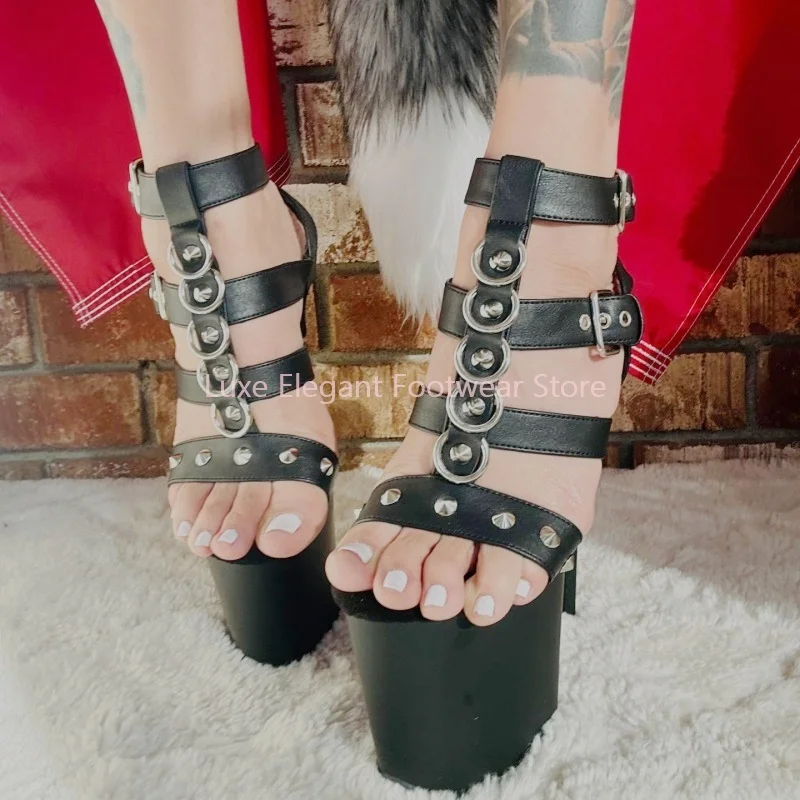 

Черные заклепки с узкой лентой на платформе, женские сандалии на тонком высоком каблуке с открытым носком и пряжкой на ремешке, пикантные вечерние клубные туфли в стиле панк, новинка