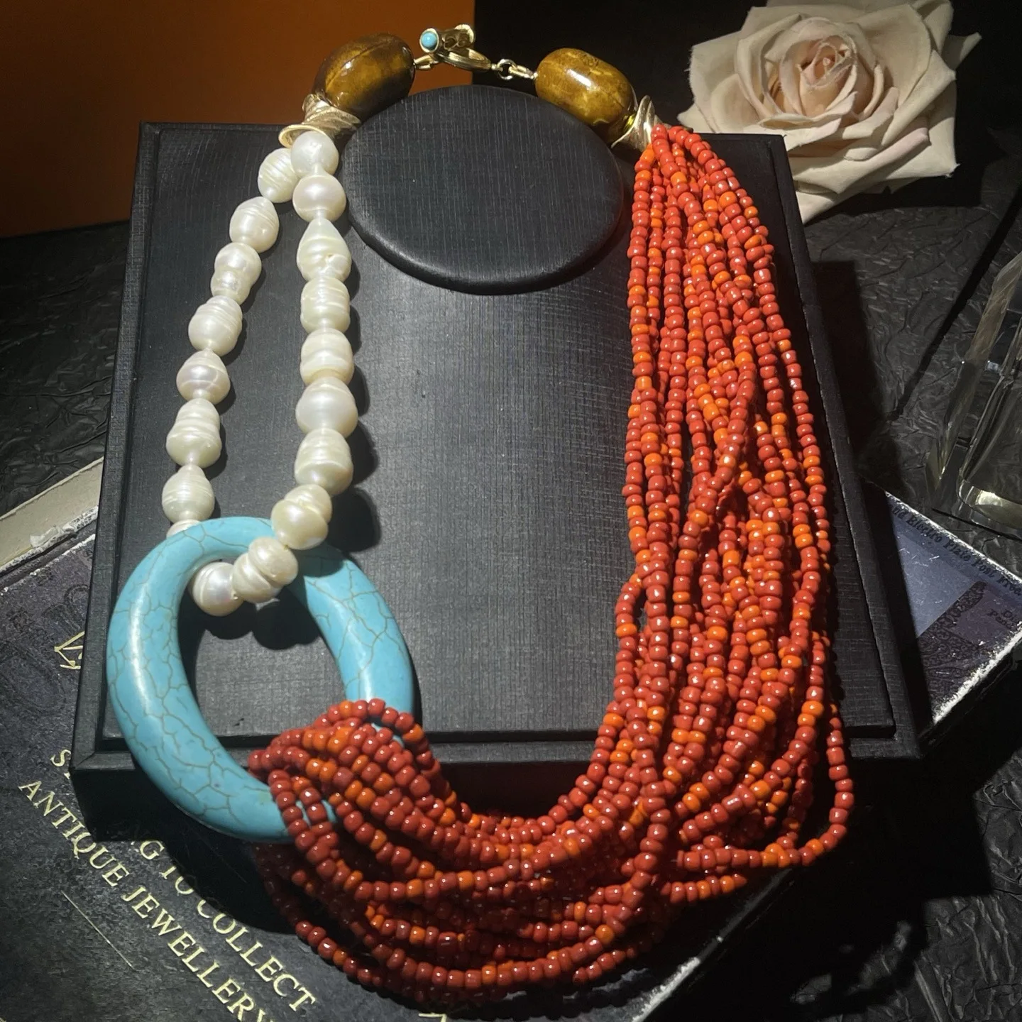 

High-end and Fashion Women Vintage Style Personalized Design Light Luxury Baroque Pearl Small Stone Patchwork Short Necklace