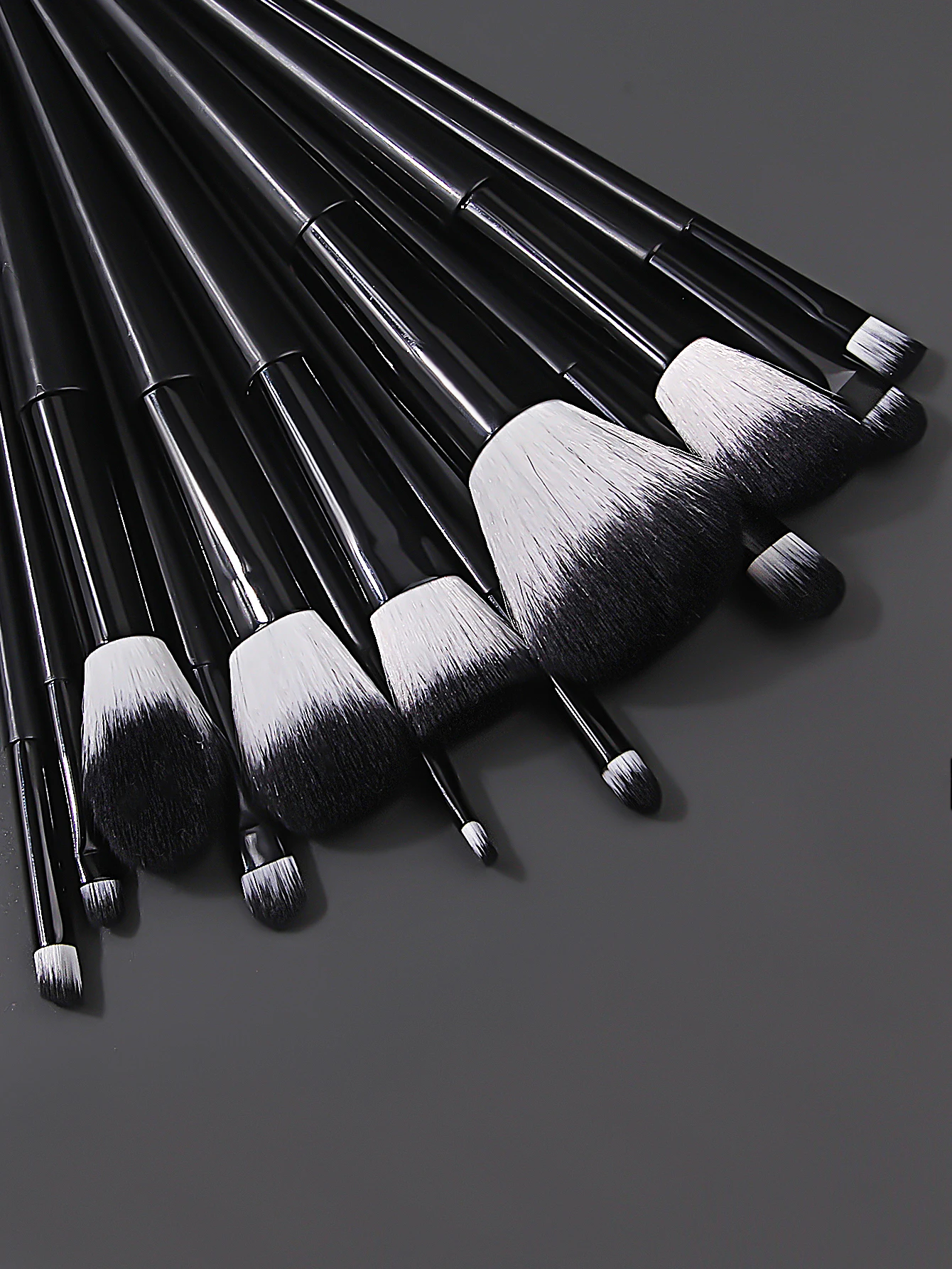 ชุดแปรงแต่งหน้า 13 ชิ้น ปี 2025 ใหม่ + ฟองน้ำแต่งหน้า 2 ชิ้น + ฟองน้ำพัฟ 2 ชิ้น ขนแปรงนุ่ม ไม่หลุดร่วง ปราศจากน้ำยาง จัดส่งรวดเร็ว สำหรับใช้ในชีวิตประจำวัน