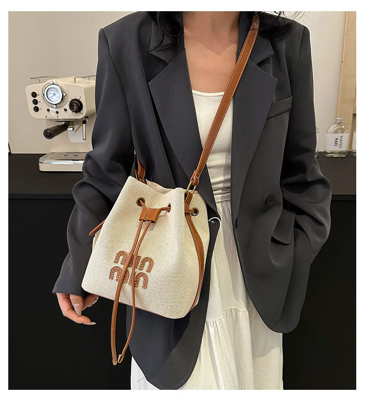 

2025 new fashionable high-texture bag, bucket bag, women's messenger canvas bag, casual versatile shoulder bag