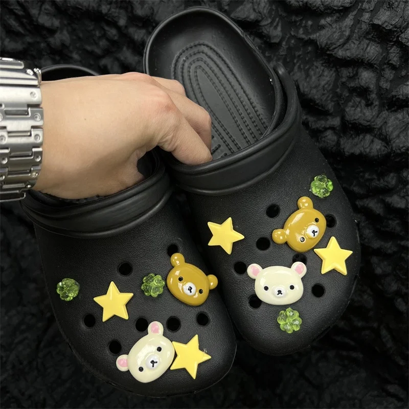 MINISO القابلة للإزالة Rilakkuma الدب سلسلة الأحذية السحر ل قباقيب حسن الحظ البرسيم لتقوم بها بنفسك دائم ABS المواد هدايا حفلة عيد الميلاد