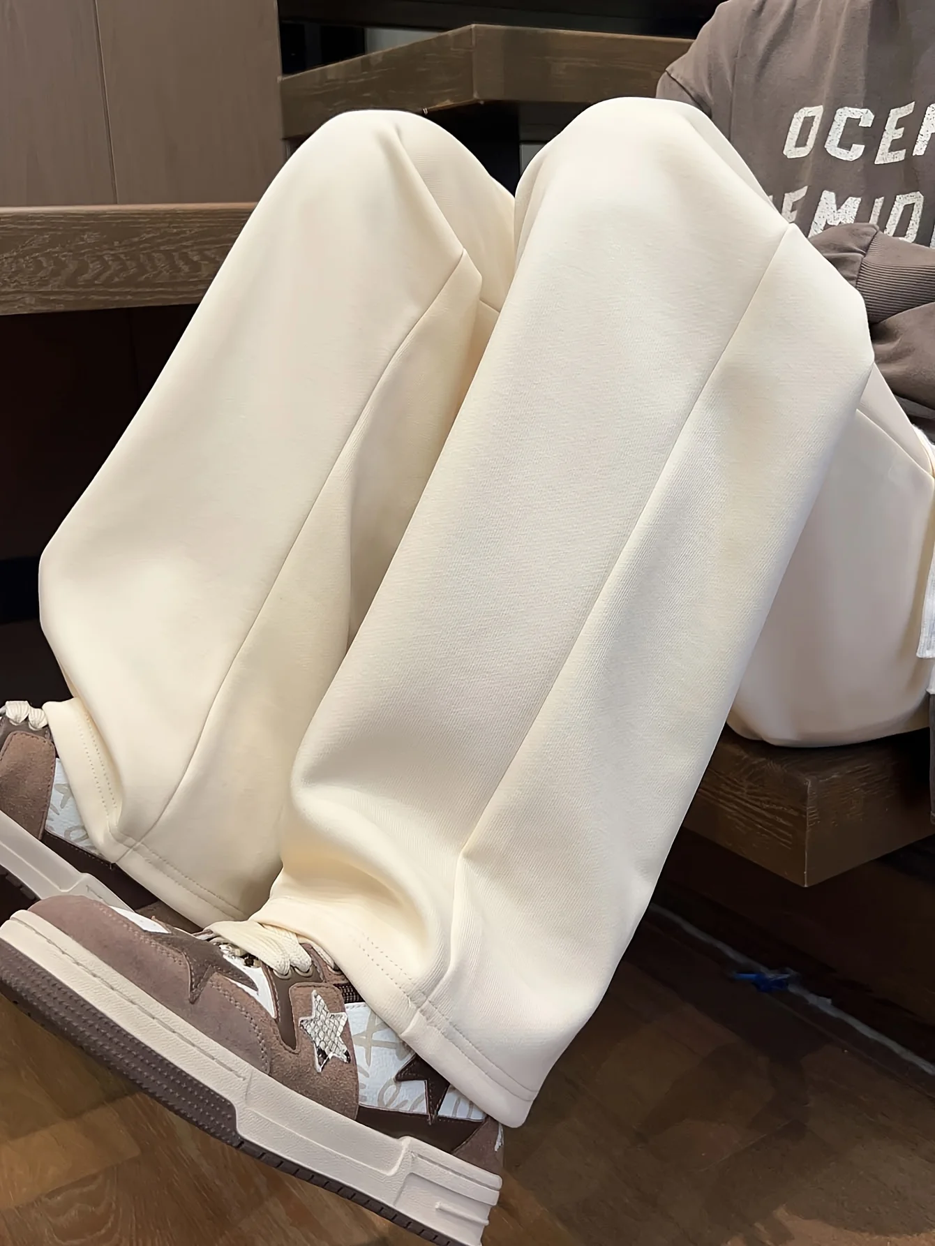 กางเกงวอร์มผ้าฟลีซไซส์ใหญ่สำหรับผู้หญิง ใส่ได้ทั้งฤดูใบไม้ร่วงและฤดูหนาว อุ่นสบาย สไตล์ลำลอง หลวม ทันสมัย และใช้งานได้หลากหลาย เหมาะกับแฟชั่นสตรีทแวร์ ทรงโอเวอร์ไซส์