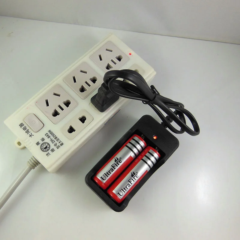 18650 شاحن بطارية الاتحاد الأوروبي التوصيل 2 فتحات الذكية شاحن سريع 18650 بطارية ليثيوم قابلة للشحن جهاز شحن تيار مستمر 4.2 فولت 1A