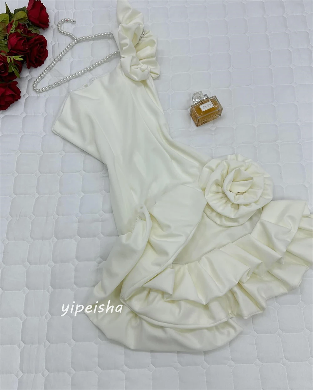 Personalizado brilho requintado estilo moderno formal noite de um ombro na altura do joelho sereia flores vestidos de cetim