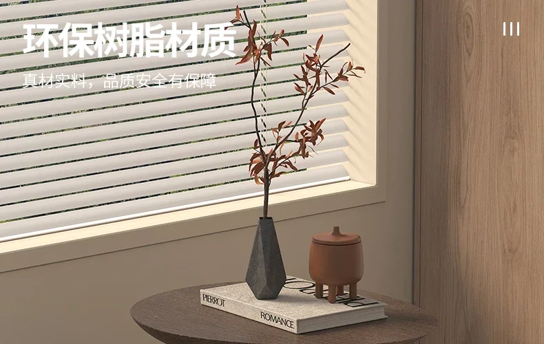 عدد قليل من زخارف السقف إلى الأرض بجوار الأريكة البسيطة، وغرفة معيشة هادئة لتخزين أحجار طاولة القهوة للارتفاع