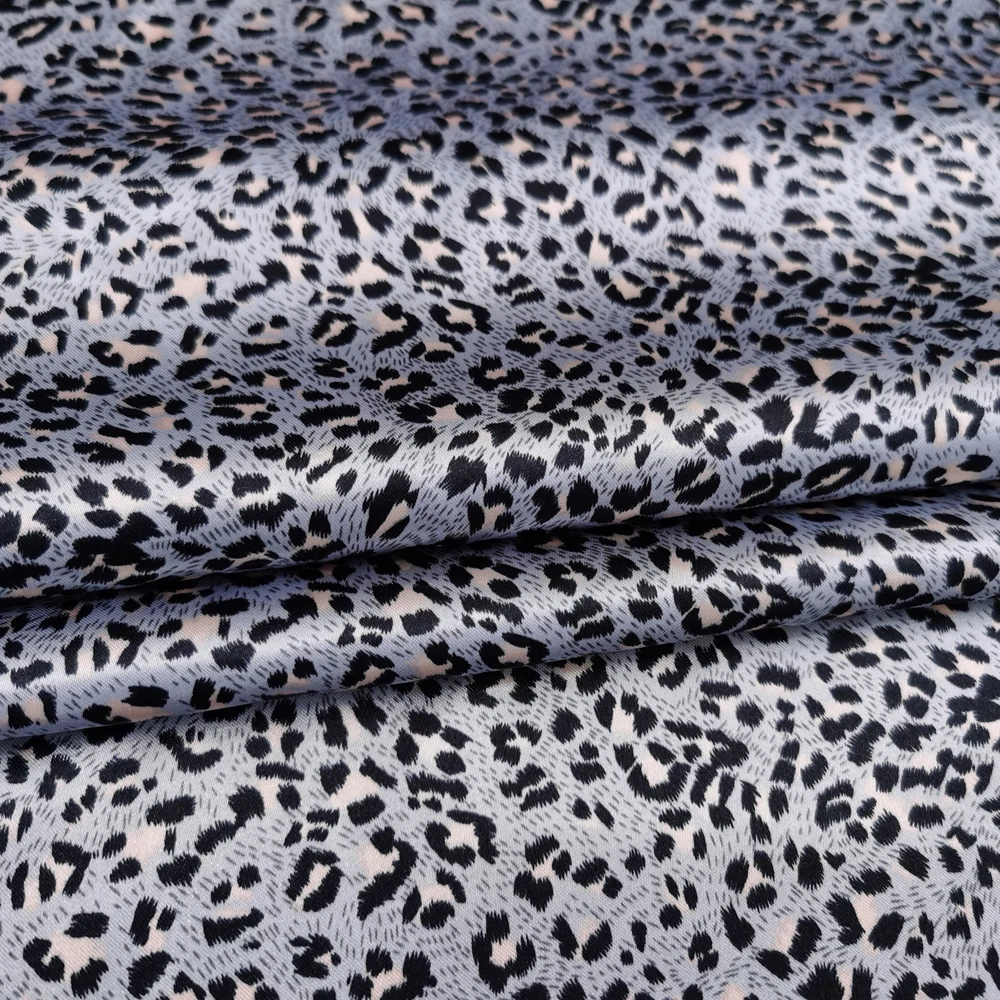 1 Meter x 1,48 Meter Afrika-Leopardenmuster Satinstoff für Schals, Kleider, Pyjamas und Futter – Detail 6