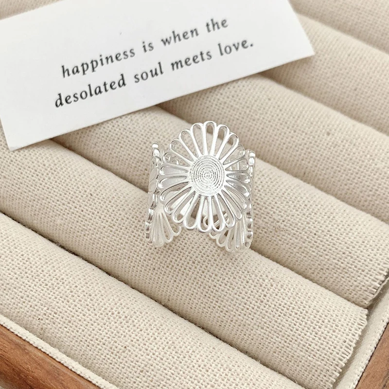 GANPUP Minimalistischer Breiter Blumenmuster Verstellbarer Fingerring für Damen, Modischer Neuer Silberfarbener Ring, Schmuckgeschenk für Party und Büro кольцо – Detail 3