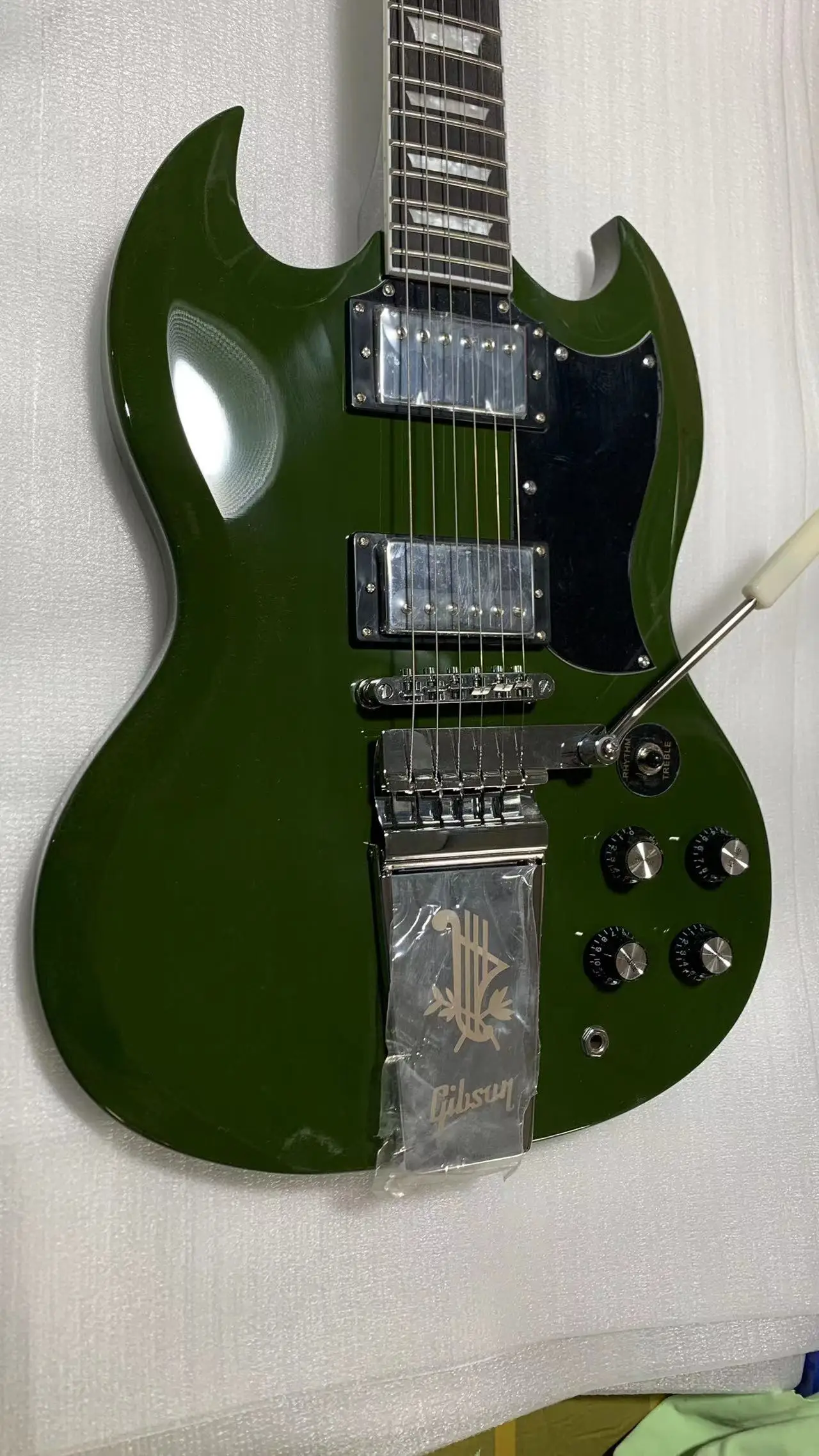 SG electric guitar has a very good timbre and feel, with mahogany and free shipping.