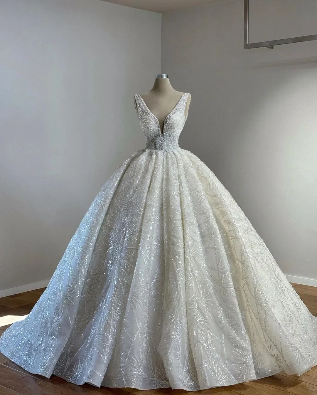

Classic Ball Gown Wedding Dresses For Women V-Neck Straps Detachable Train Sequine Pearls Bridal Gown 2024 vestidos de novia