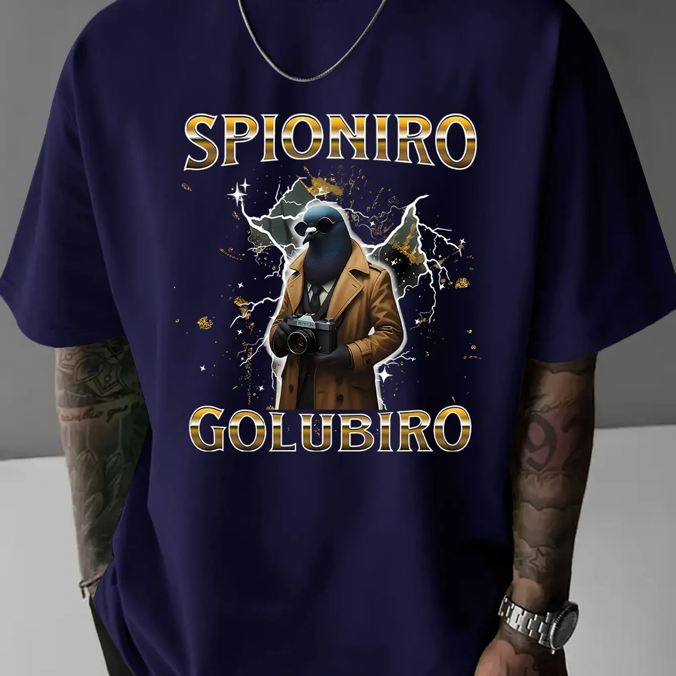 تي شيرت رجالي برسومات زرقاء فاتحة - قميص صيفي كاجوال بتصميم SPIONIRO GOLUBIRO Detective Pigeon مع طباعة جريئة وفن الطيور