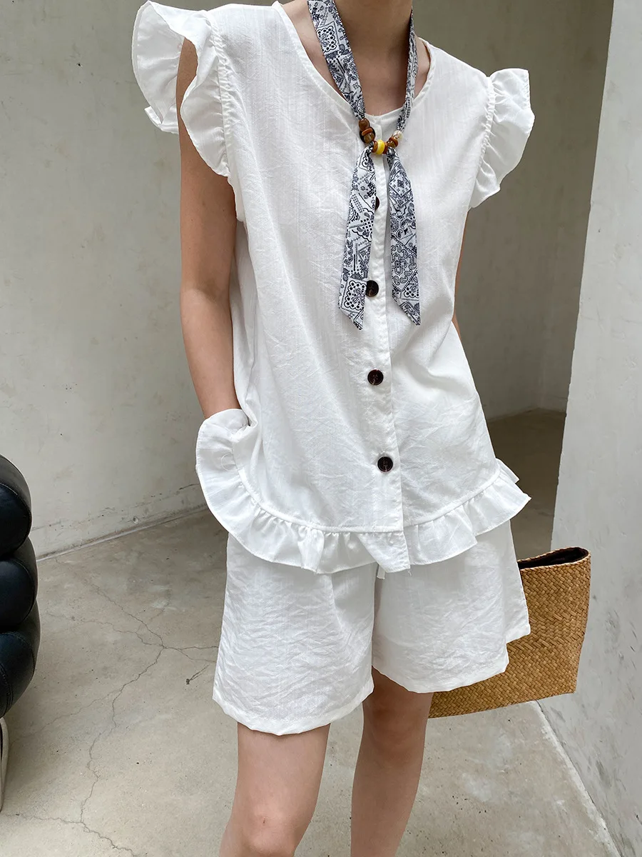 Sommerliches Damen-Set: Einfarbiges, ärmelloses Shirt mit Fungus-Edge-Details und kurzen Ärmeln sowie Shorts mit Kordelzug. – Detail 17