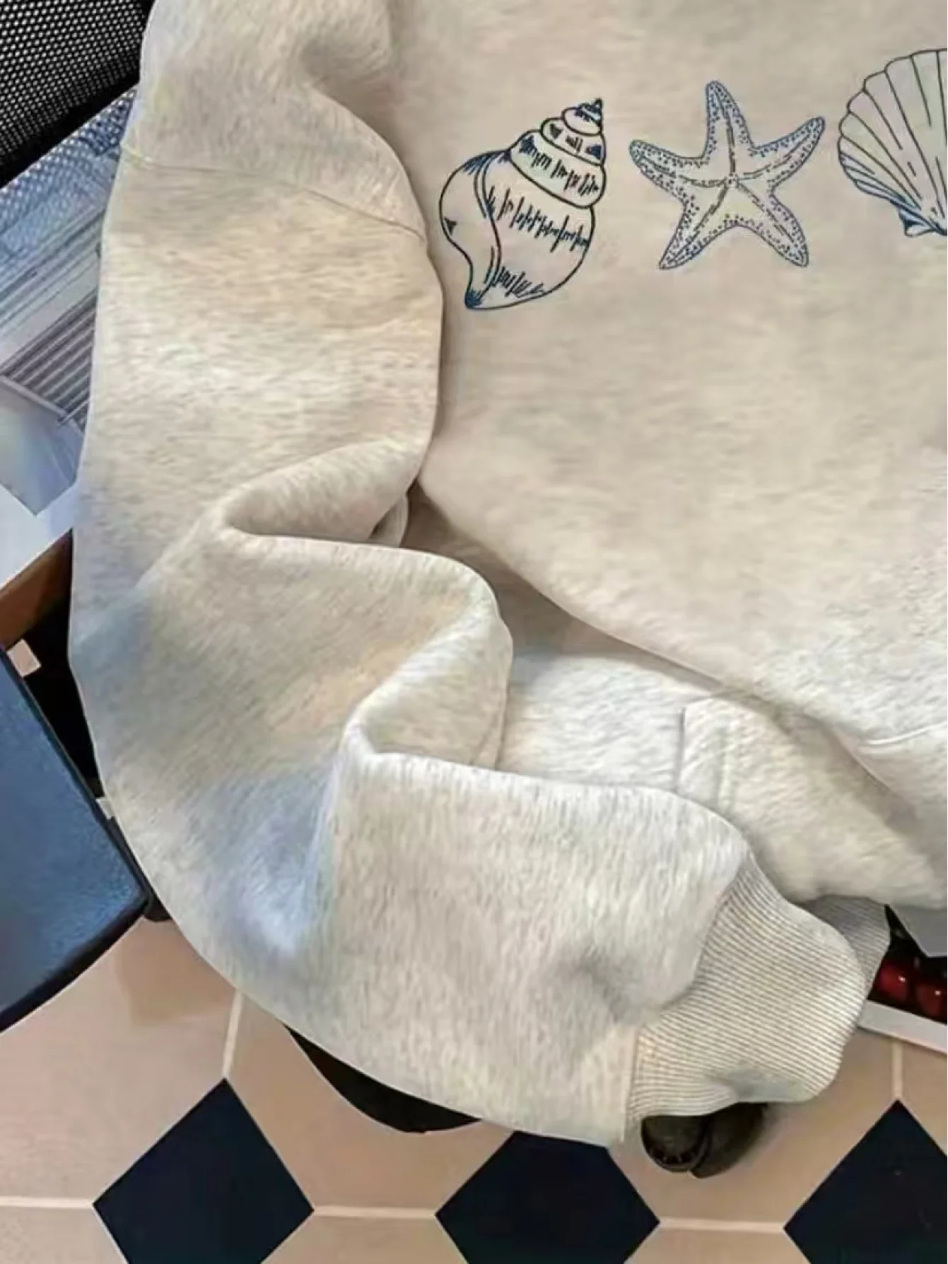2025 Otoño/Invierno Sudadera con capucha con estampado de concha náutica gris y estrella de mar para mujer, jersey con logotipo de concha, ropa informal suave, ropa de otoño e invierno