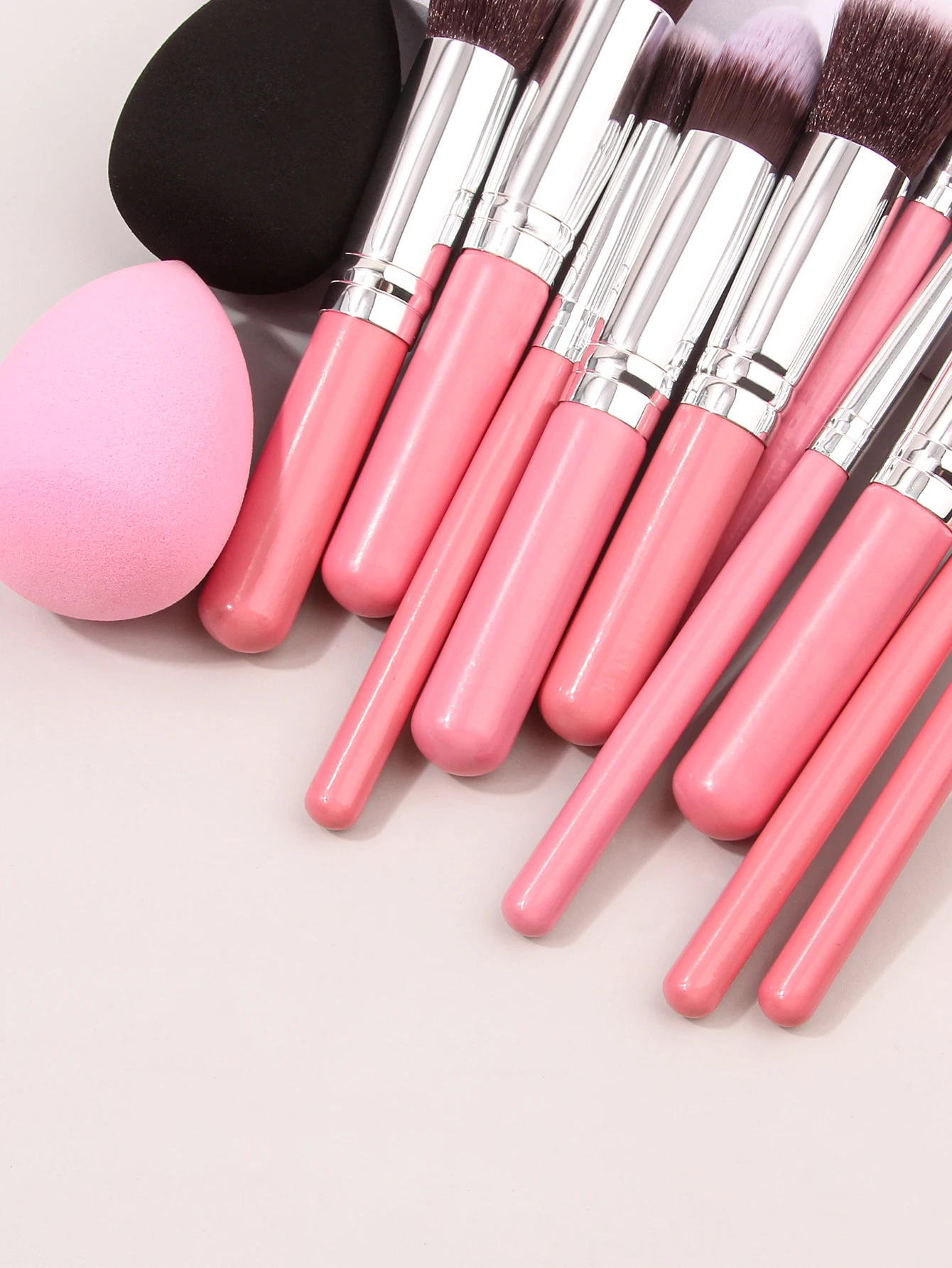10-teiliges Make-up-Pinsel-Set: Foundation-Pinsel mit weichen Borsten, Concealer-Pinsel, Lidschattenpinsel, Rouge-Pinsel, Konturpinsel + 2 Make-up-Schwamm