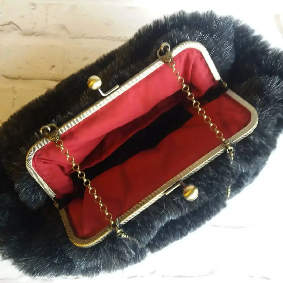 LOST IN VINTAGE Fur Fabric Soft Fur Balls Bronze Kiss-lock Antique Frame Bags Large Purse Clutch Large Puffy Purse 35x30x10cm