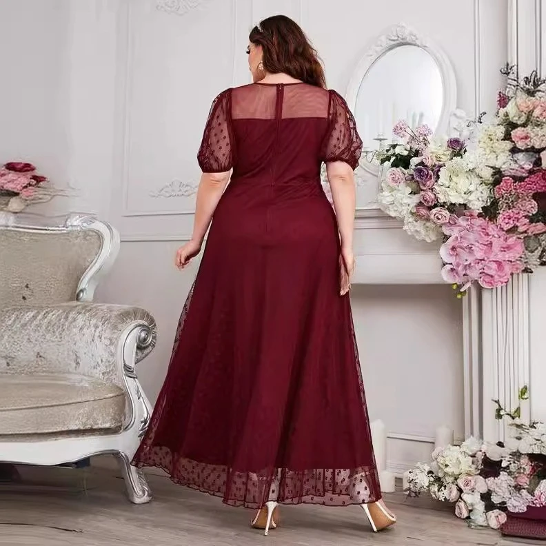 Elegante lange avondjurk met ronde hals, bordeauxrood met korte mouwen