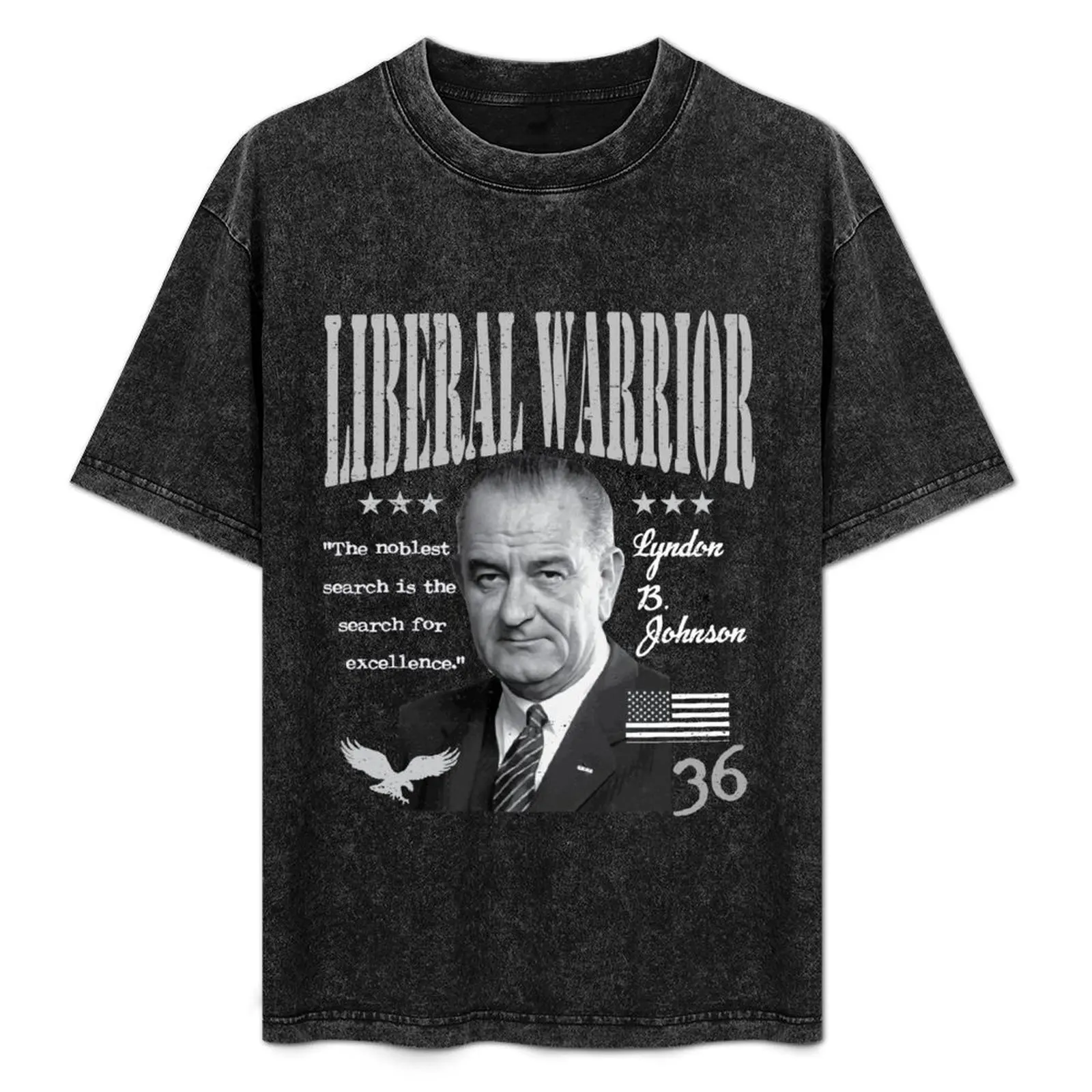 Lyndon B. Johnson |    Guerrero liberal |   La búsqueda más noble es la búsqueda de la excelencia. Camiseta Clásica de Cuello Redondo de Algodón