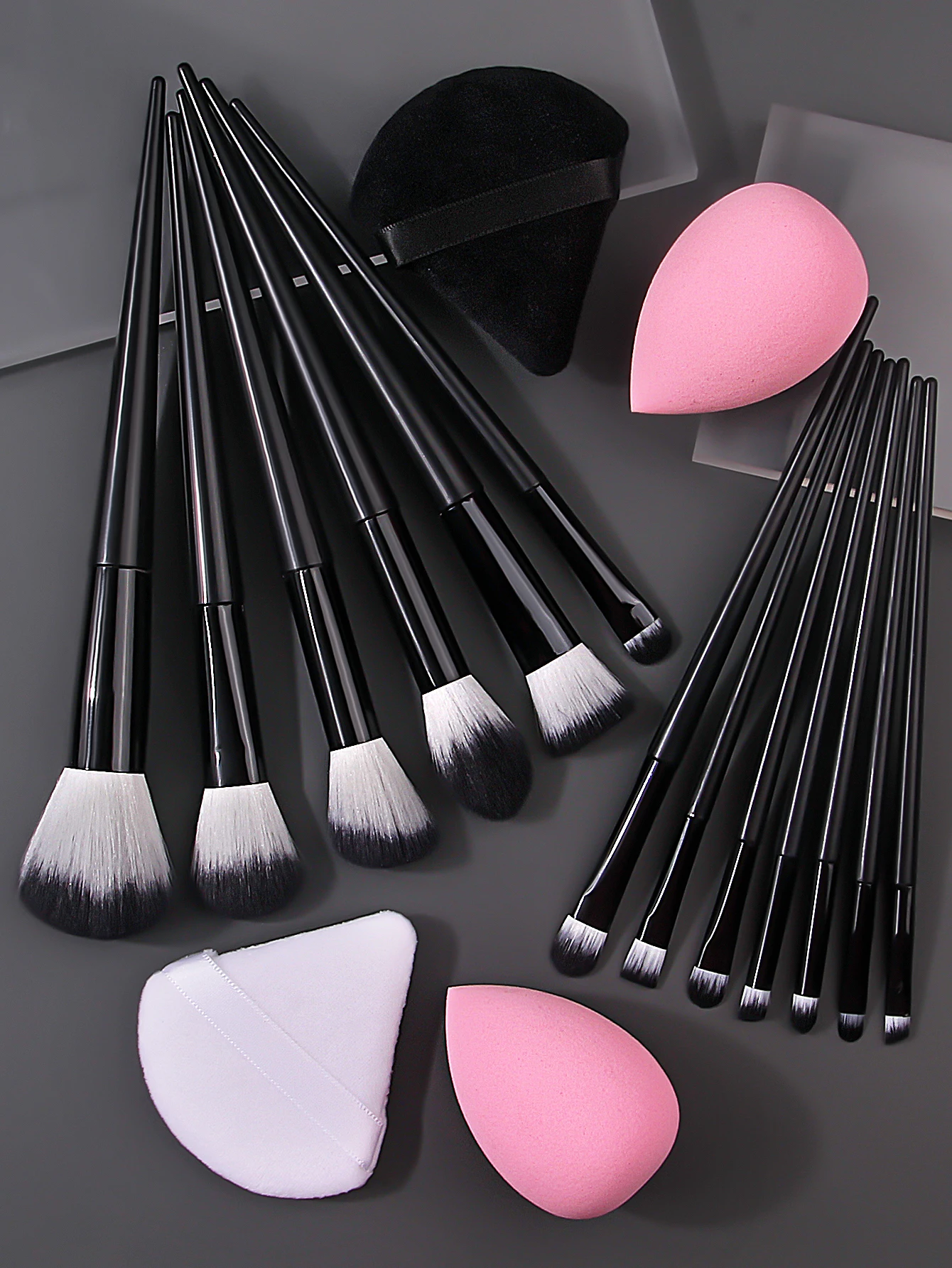 ชุดแปรงแต่งหน้า 13 ชิ้น ปี 2025 ใหม่ + ฟองน้ำแต่งหน้า 2 ชิ้น + ฟองน้ำพัฟ 2 ชิ้น ขนแปรงนุ่ม ไม่หลุดร่วง ปราศจากน้ำยาง จัดส่งรวดเร็ว สำหรับใช้ในชีวิตประจำวัน