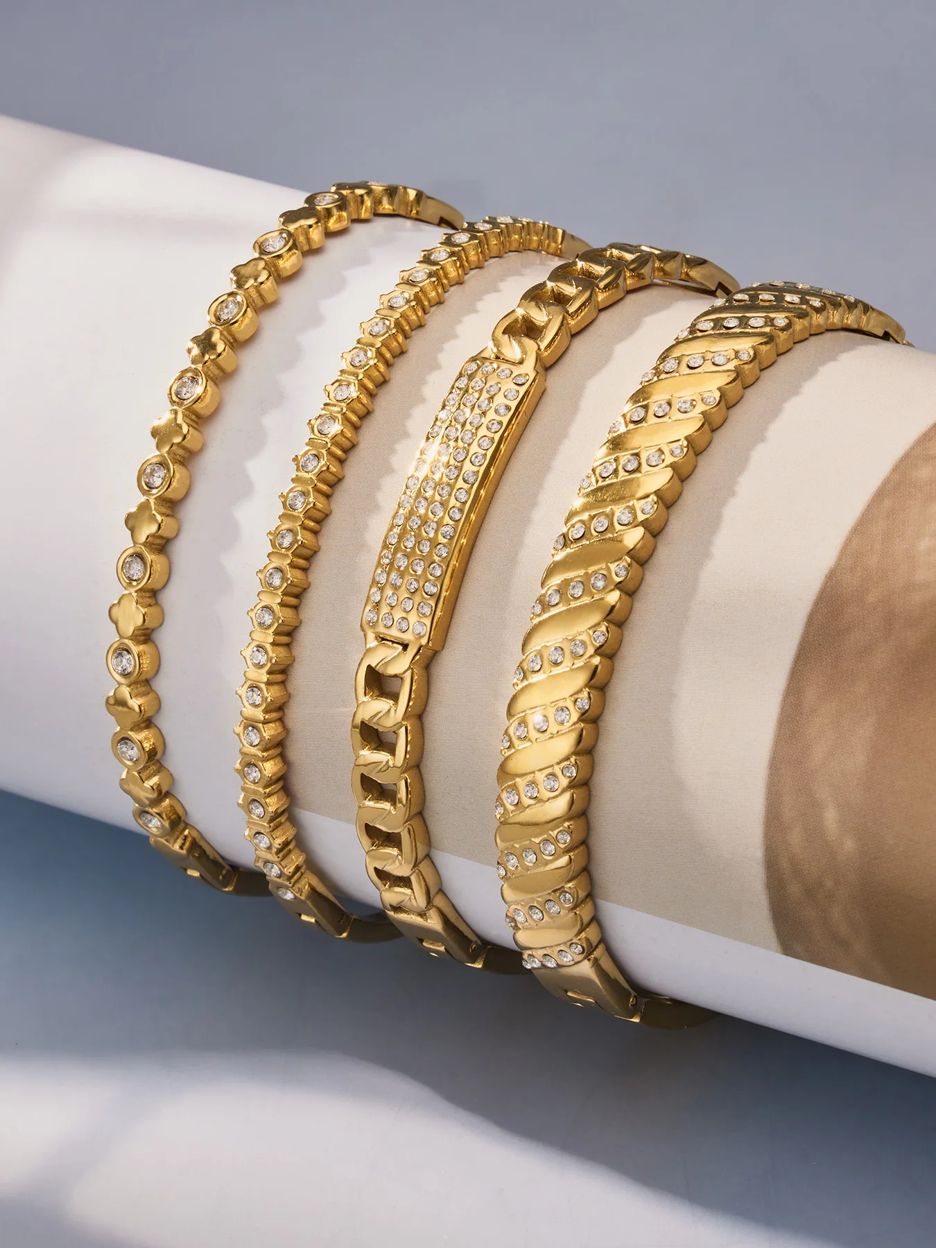 Zierliche CZ Kubikzirkonia Armreifen Edelstahl-Armreifen für Frauen 18k Vergoldete Armreifen mit Mehrfach-Zirkon-Einlage – Detail 9