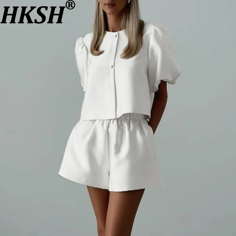 

Женский комплект из двух предметов HKSH: топ с круглым вырезом, пышными рукавами и однобортной застежкой, шорты с эластичной талией, однотонные, элегантные, повседневные, летние HK20963