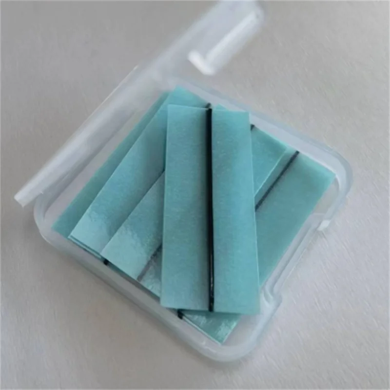 Samoprzylepne sztuczne rzęsy w żelowych paskach, mocowanie wrażliwe na temperaturę, łatwe w aplikacji, długotrwałe, nie opadają.