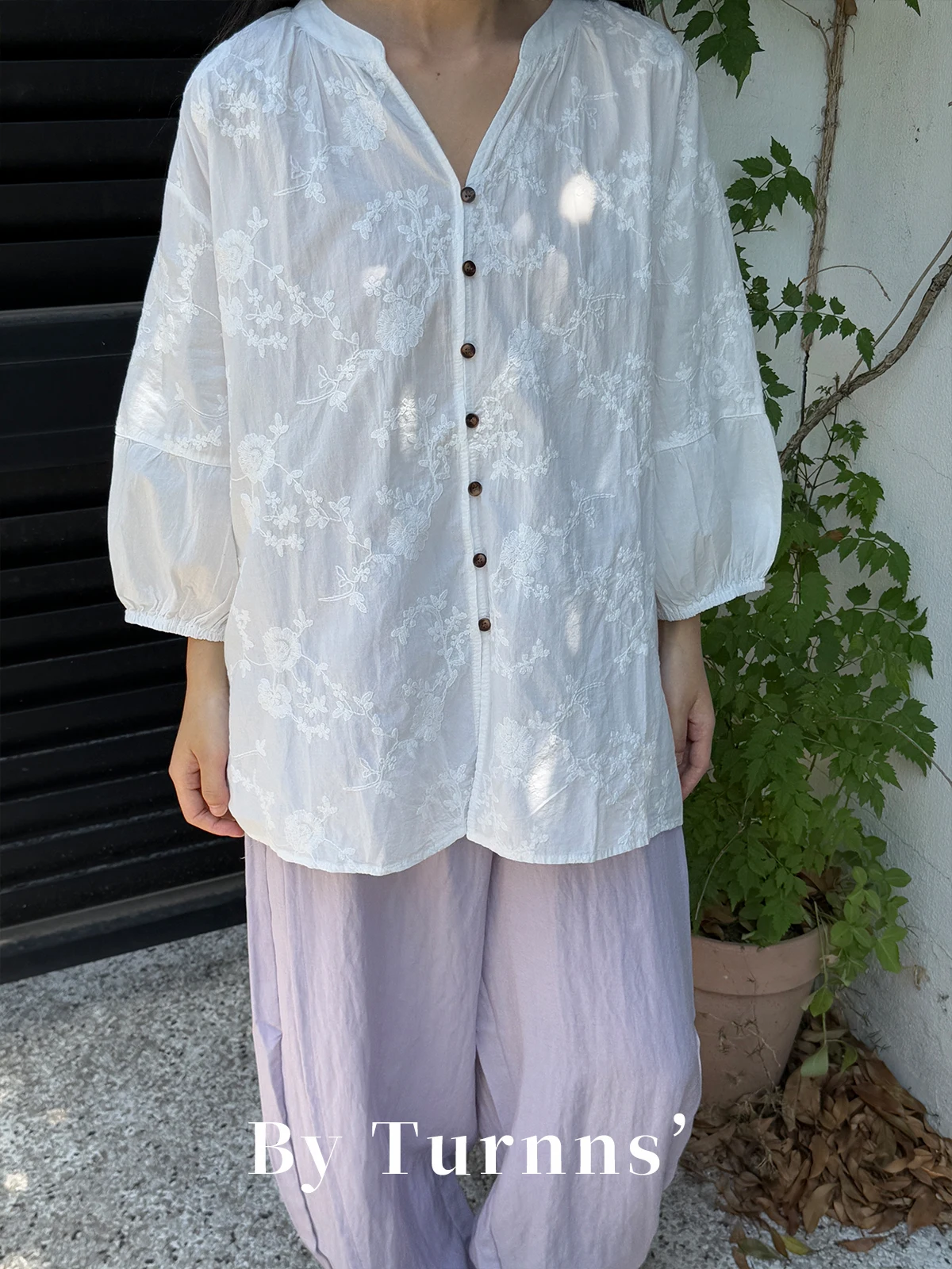 

Turnns White Plum Blossom Embroidery V-Ne f Sve irt Sun Protection Outerwear Women's Busin Casual Loose Fit Cotton