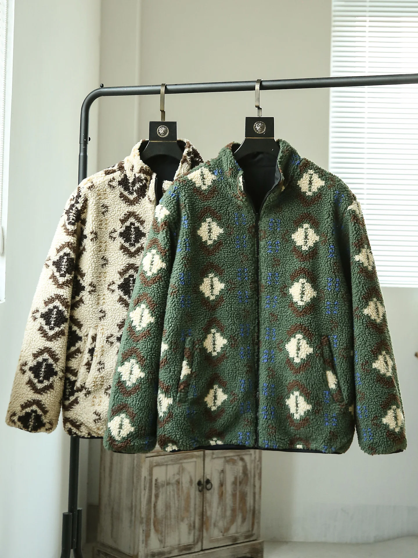 

Утепленная двусторонняя куртка в американском повседневном стиле с воротником-стойкой, на подкладке из овечьей шерсти, теплая, на молнии, мужская