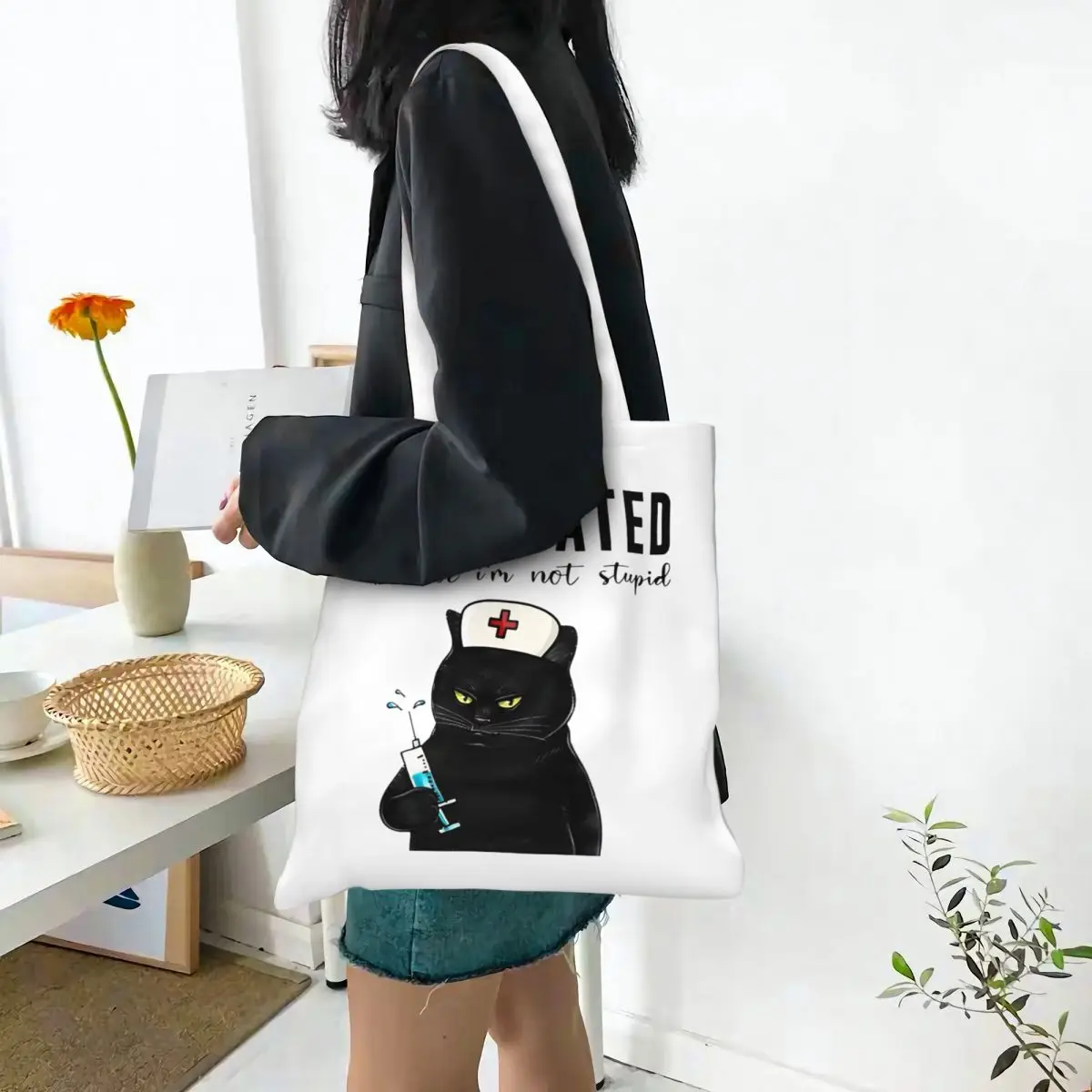 

NURSE BLACK CAT VACCINATED BECAUSE I'M NOT STUPID Холщовая большая сумка Эстетический уникальный дизайн Забавный кот Мем Трендовая сумка для женщин и мужчин