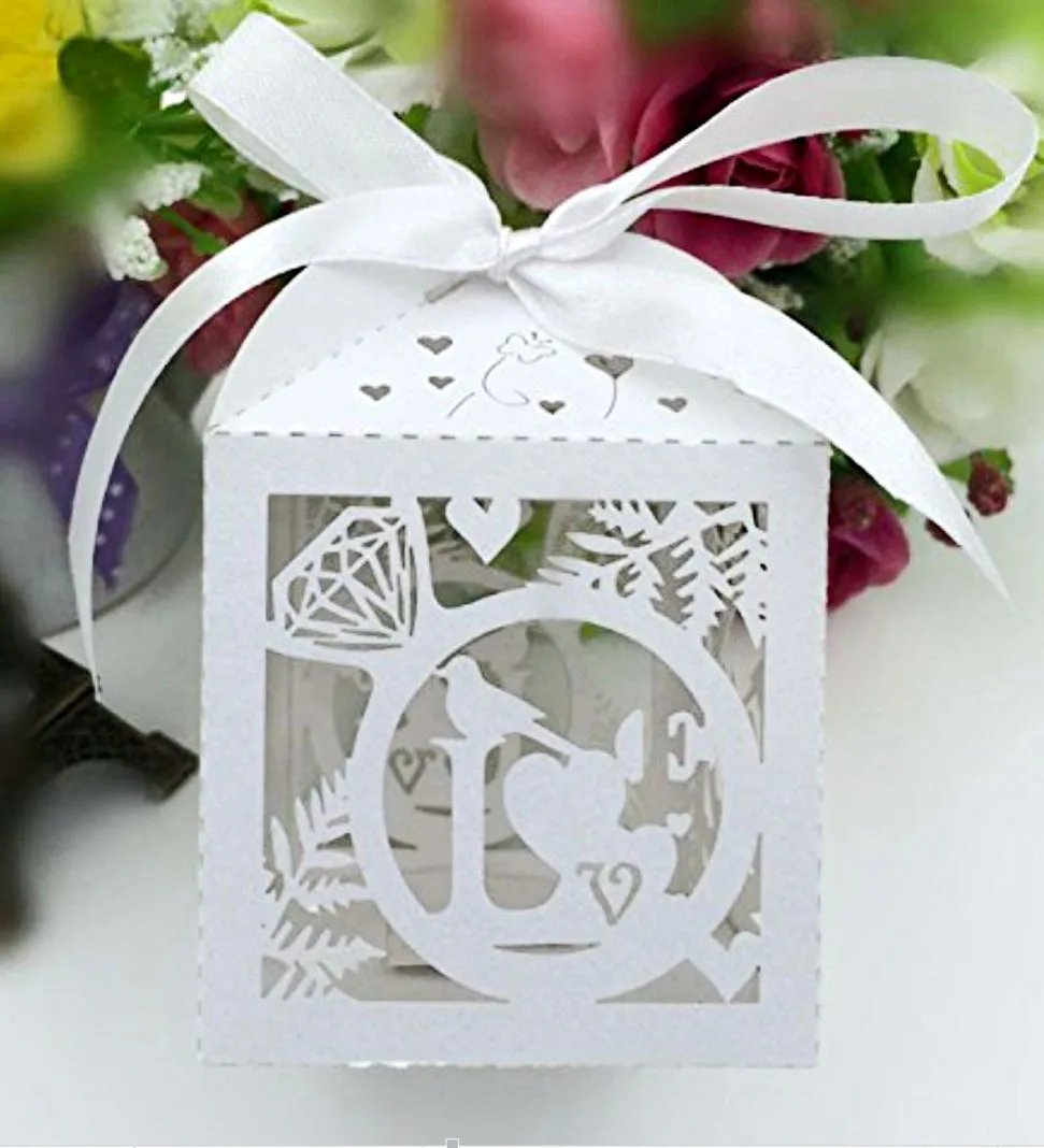 

100PCS Laser Hollow Candy Box European Holiday Candy Box LOVE Chocolate Carton Diamond Carton