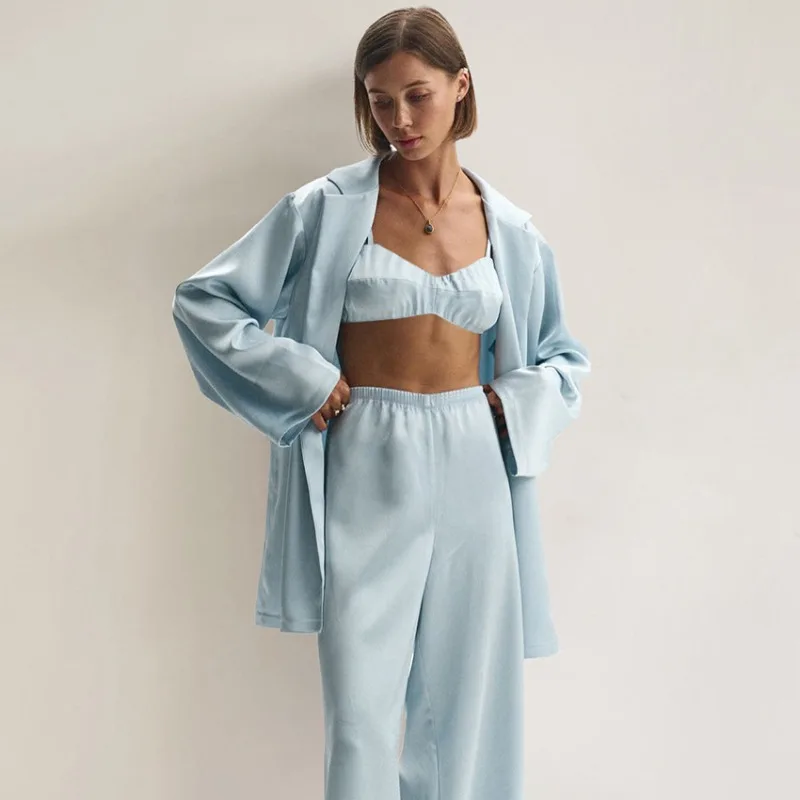 

Комплект женской пижамы из 3 предметов: стильный атласный костюм для дома и сна с длинными рукавами и брюками, приятный к телу, коллекция Весна 2026 (Европа/Америка)