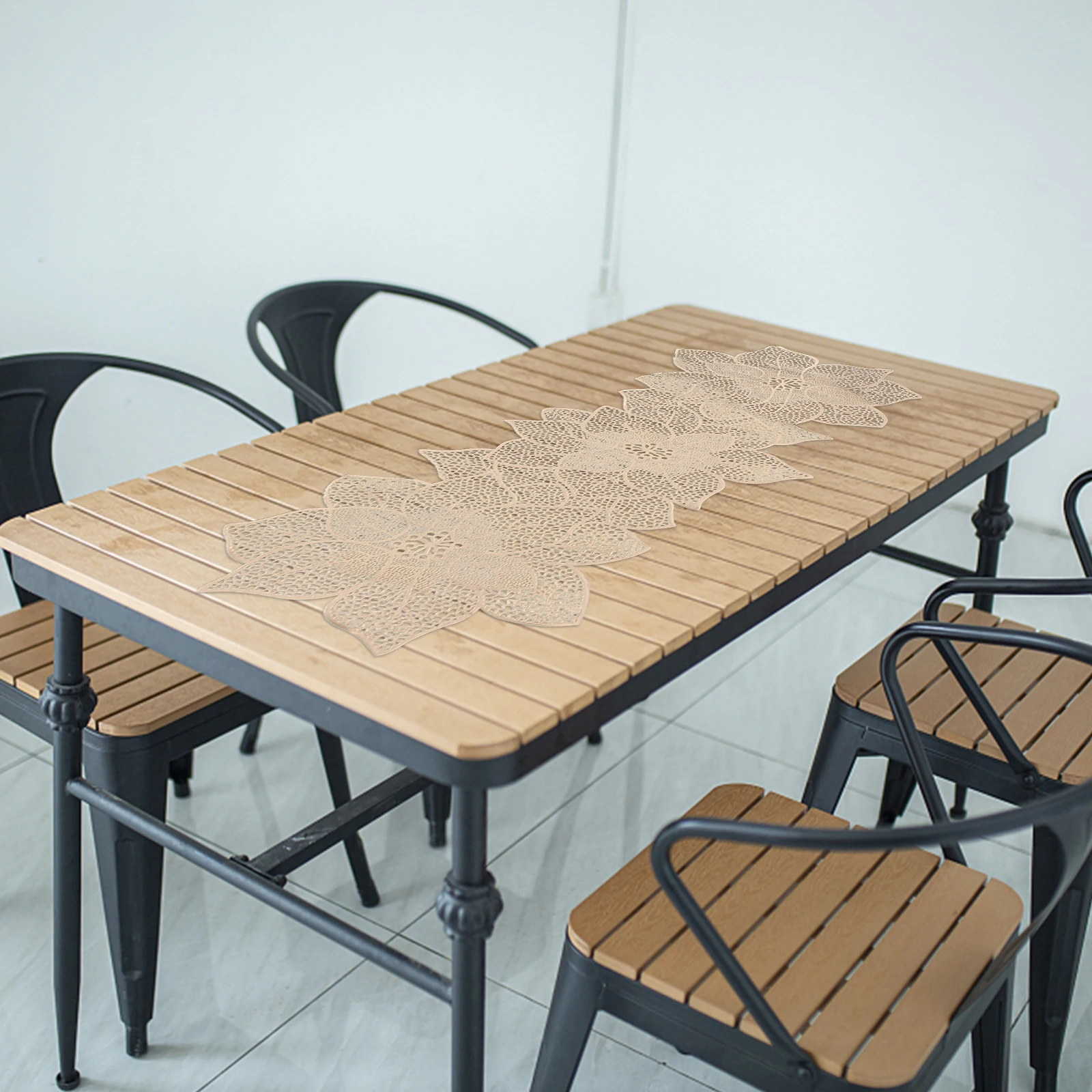 

4pcs Golden Flower Shape Anti skid Heat resistant Placemats PVC Dining Mats for Home Decoration Table Protection
