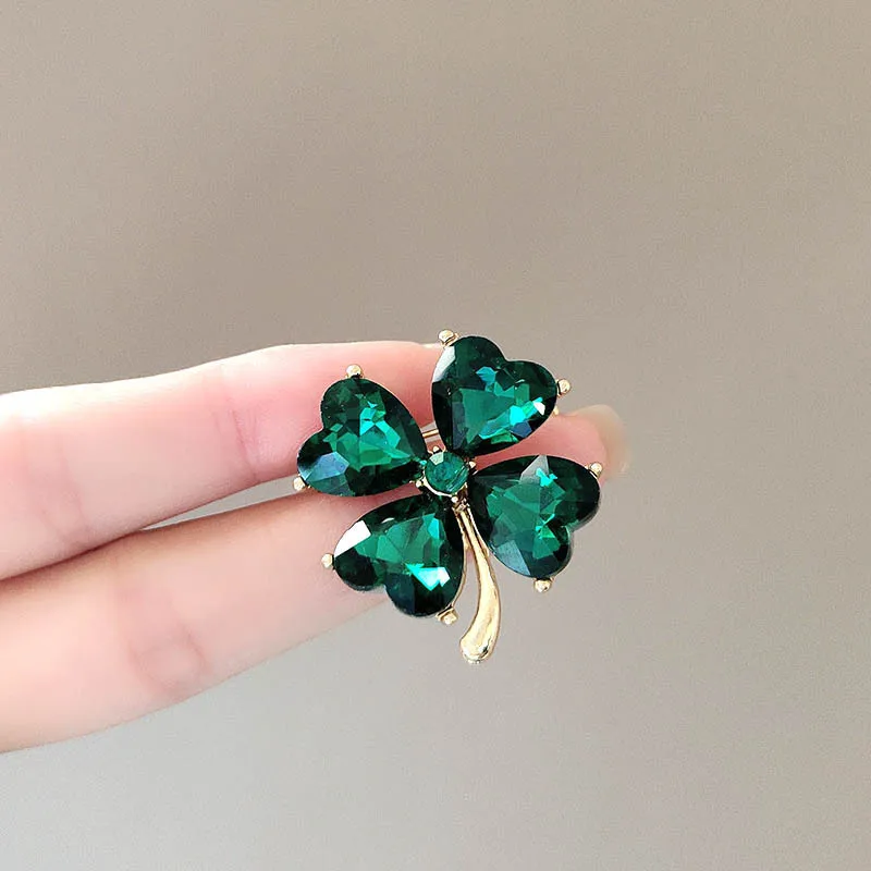 คริสตัลสีเขียวฝัง Lucky Four-Leaf Clover เข็มกลัดผู้หญิงเสื้อสูท Corsage COLLAR PIN