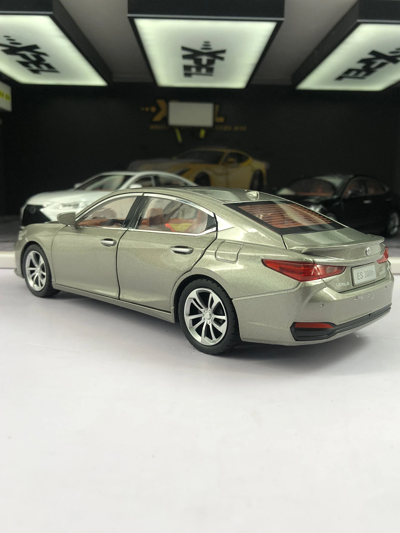 1: 24 symulacja, model samochodu sedan z stopu cynku, statyczna ozdoba, metalowy kolekcjonerski samochód na prezent