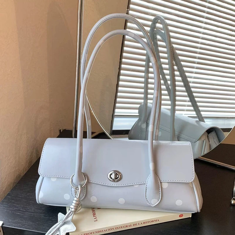 Gepunktete Hobo-Unterarmtasche, Koreanisch-Chic Damen-Handtasche mit Langem Trageriemen und Taschenanhänger, Alltagstasche für Arbeit und Pendeln – Detail 15