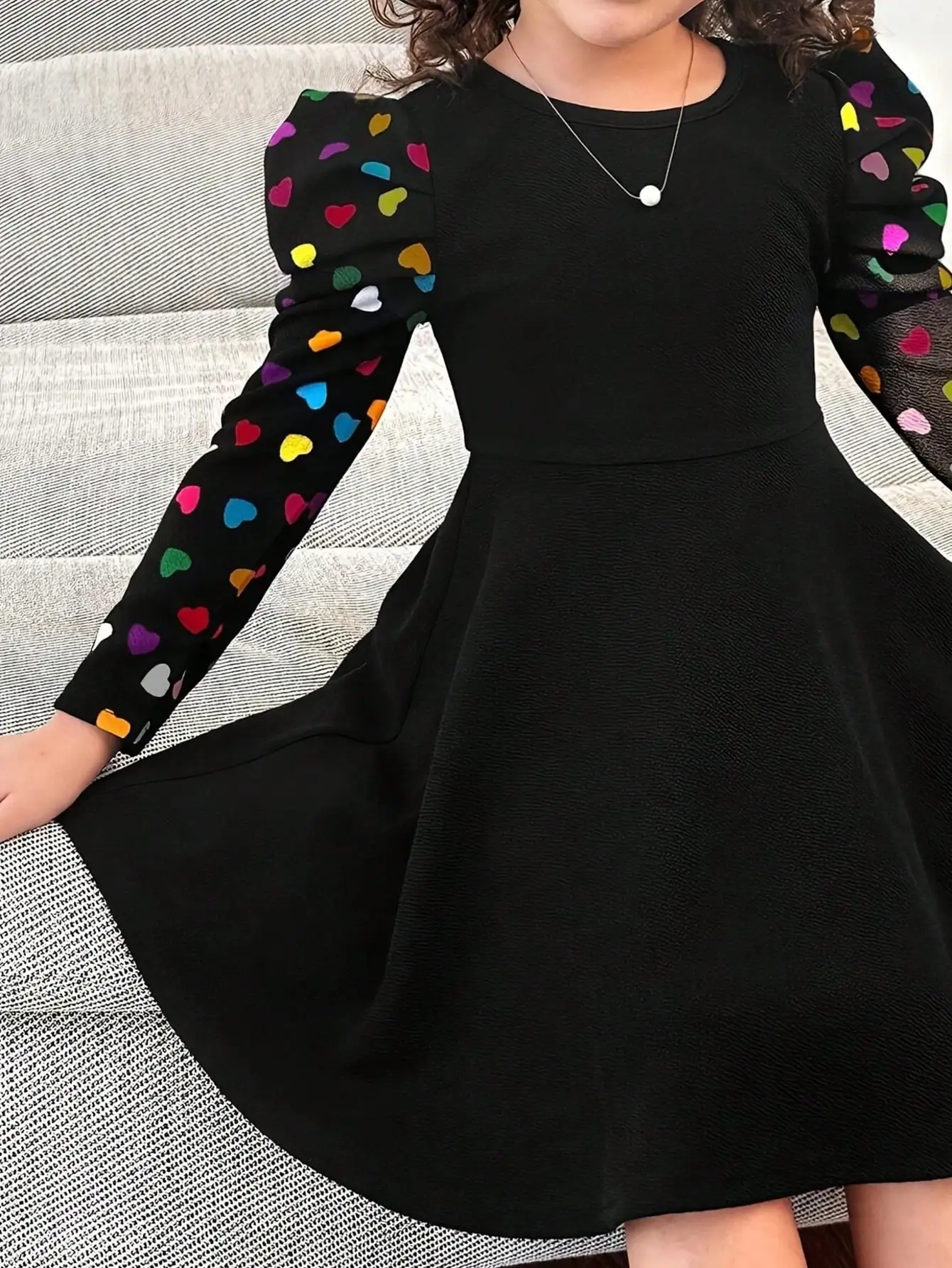 Elegantes und Dehnbares Farbiges Herzförmig Bedrucktes Langarm-Kleid mit Rundhalsausschnitt und Rüschenkante für Kinderkleidung – Detail 6