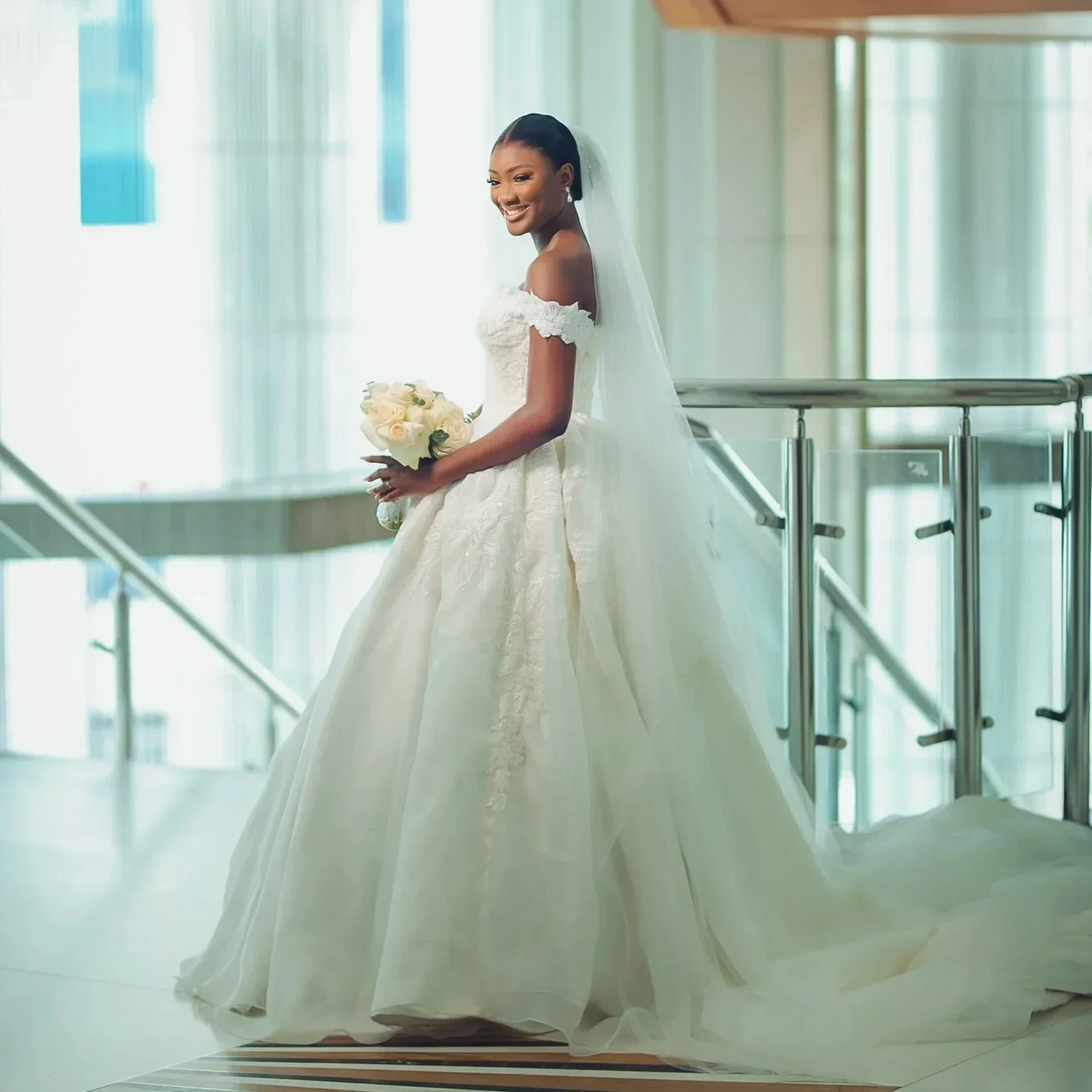 Suknia ślubna z błyszczącymi aplikacjami z koronki, suknia balowa, rozmiar plus size, do kościoła, z odkrytymi ramionami.