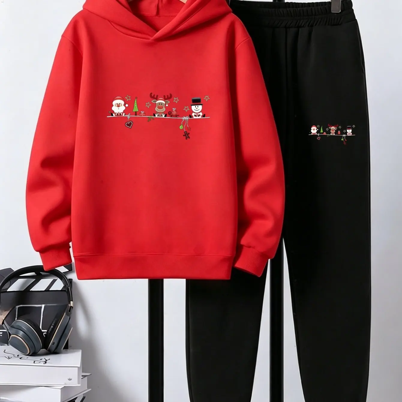 New autumn/winter Christmas-themed tracksuit for boyshoodedsweatshirt + black track pantsA cuteandplayfultwo-piece set for kids.