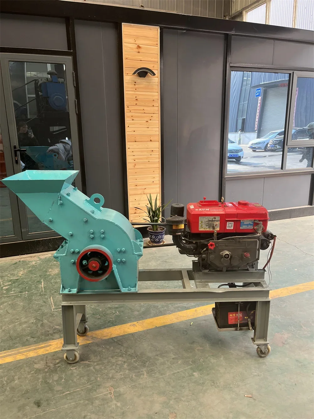 Macchina mobile del frantoio della roccia del mulino a martelli della pietra del piccolo formato Pc200*300 con il motore D iesel