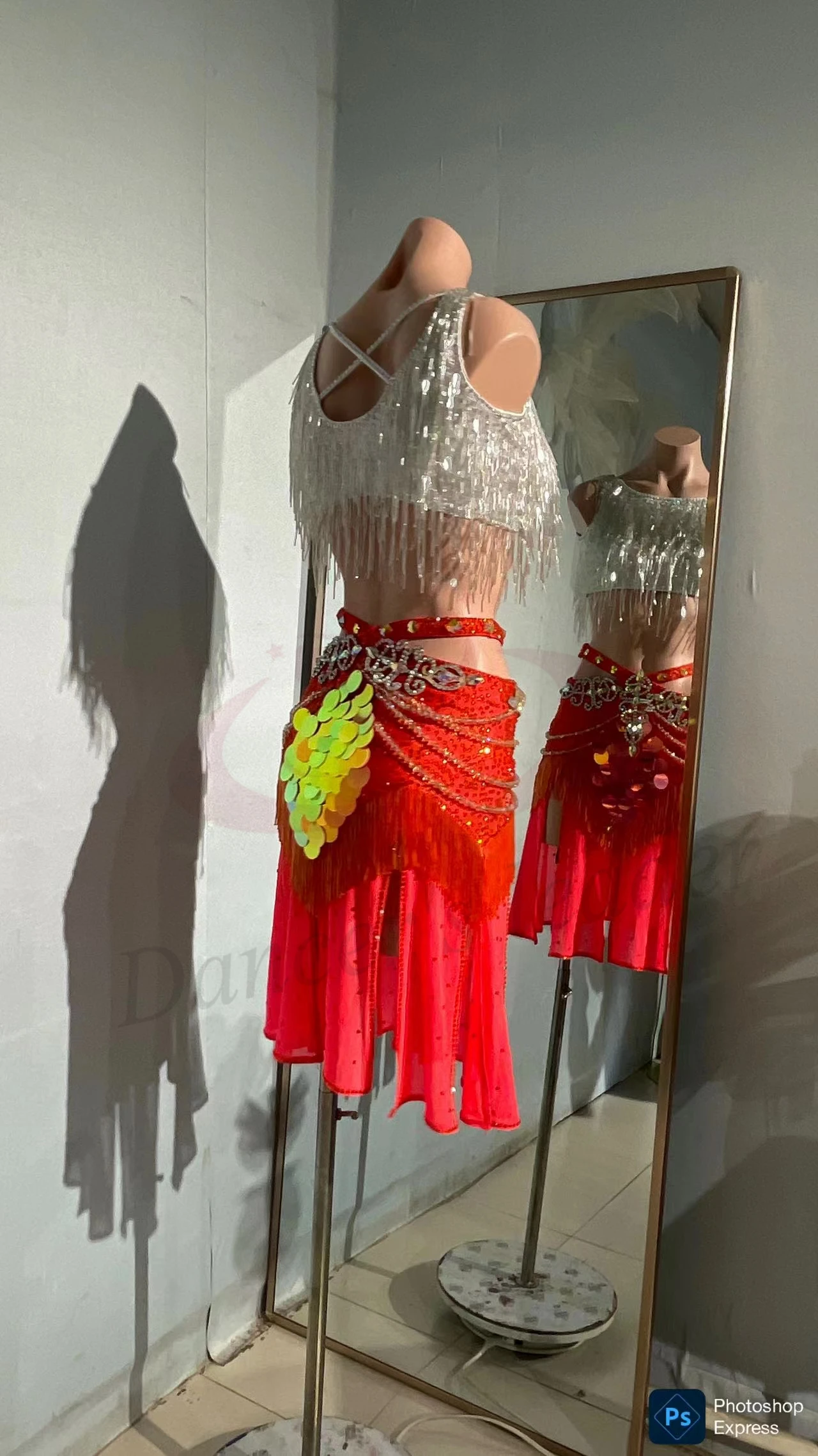 مسابقة الرقص اللاتيني المرأة الراقية مخصص الفضة شرابة الصدرية تنورة حمراء أداء السامبا فستان حجر الراين