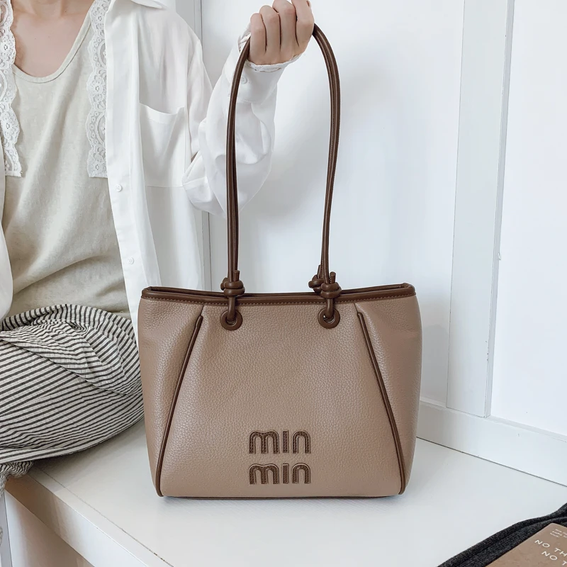 

Элегантная модная сумка для подгузников: стильная женская сумка через плечо с минималистичным дизайнерским логотипом и большой вместимостью.