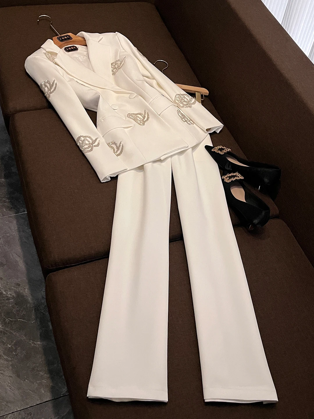 

Элегантный комплект с бисерной отделкой для женщин: стройнящий костюм-двойка в женственном стиле OK355. Модная китайская коллекция без бренда, весна.