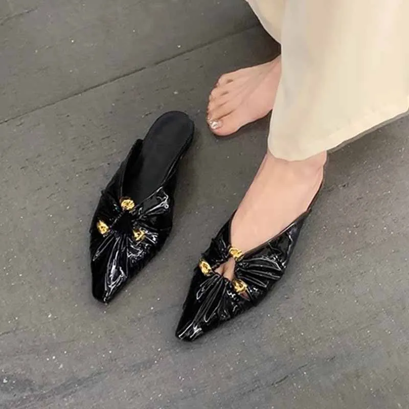 

Женская обувь 2025 года, весенне-летняя новая стильная женская полутапочка с треугольной пряжкой и острым носком, плиссированные женские полутапочки Baotou Muller